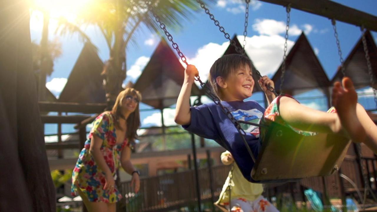 Recanto Cataratas - Thermas, Resort E Convention Foz do Iguaçu Extérieur photo A child on a swing